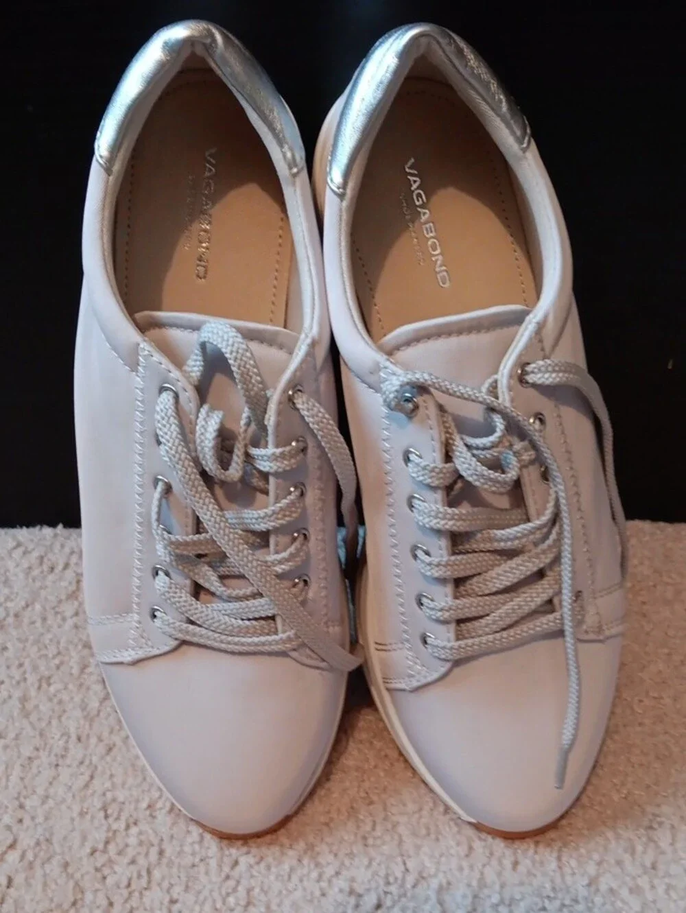 Vagabond sleek white